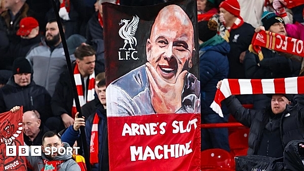 Do Liverpool fans think Slot is under pressure?